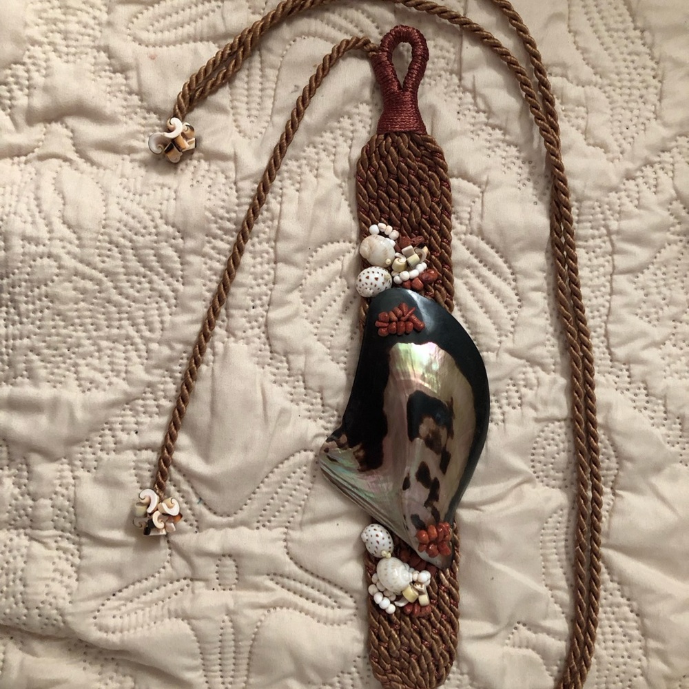 Vintage, 80s macramé belt with shells